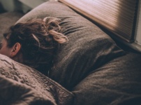 Uyku Sağlığı ve İyi Bir Gece Uykusu İçin İpuçları: Doğal Yöntemlerle Daha Kaliteli Bir Uyku Deneyimi
